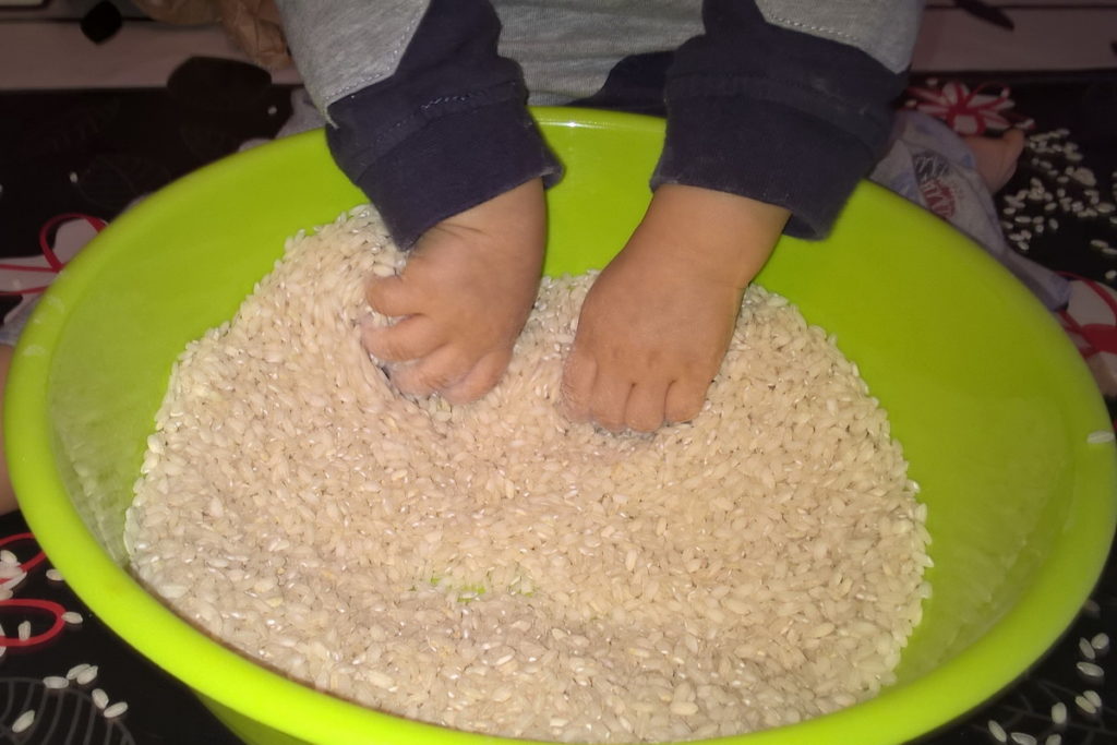 come colorare il riso per i bambini