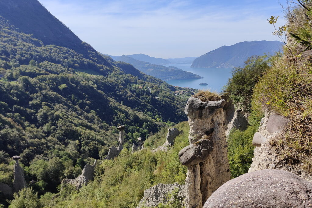 piramidi di terra di zone a caccia di orme di dinosauri a Zone